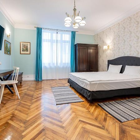 Old City Apartment Oradea Buitenkant foto