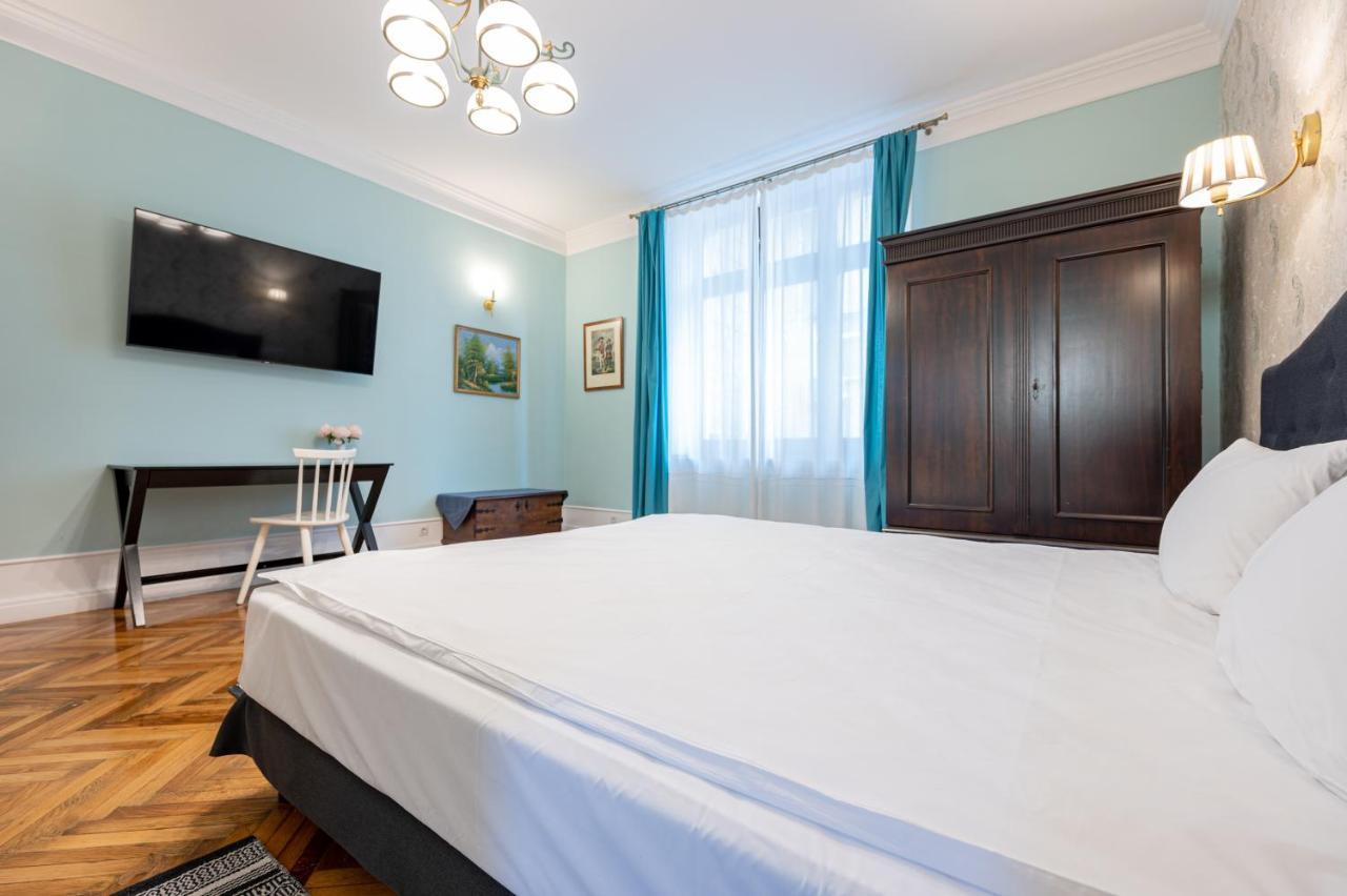 Old City Apartment Oradea Buitenkant foto
