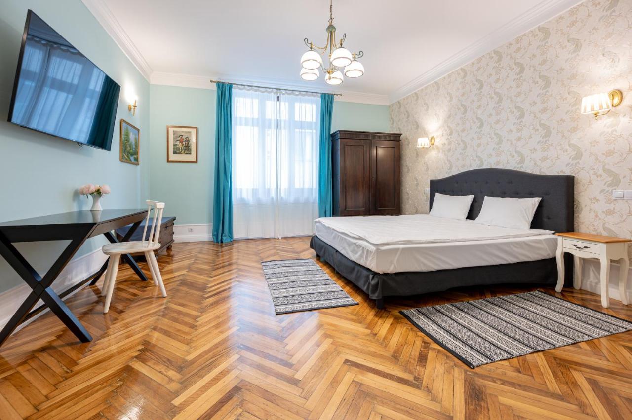 Old City Apartment Oradea Buitenkant foto