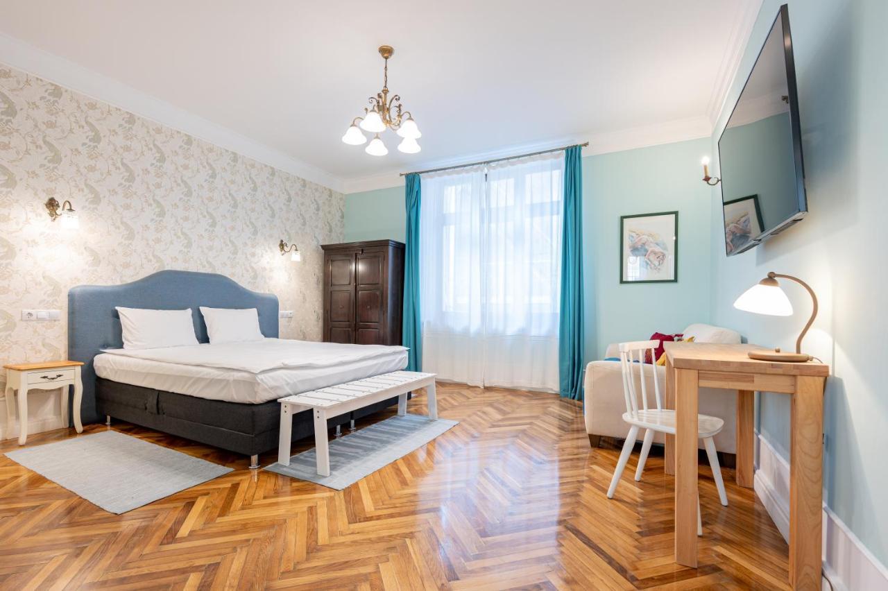 Old City Apartment Oradea Buitenkant foto