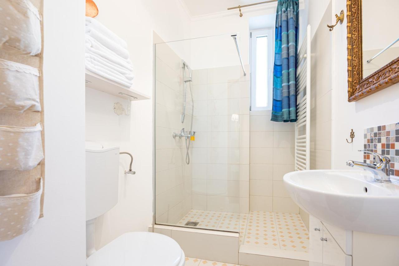 Old City Apartment Oradea Buitenkant foto