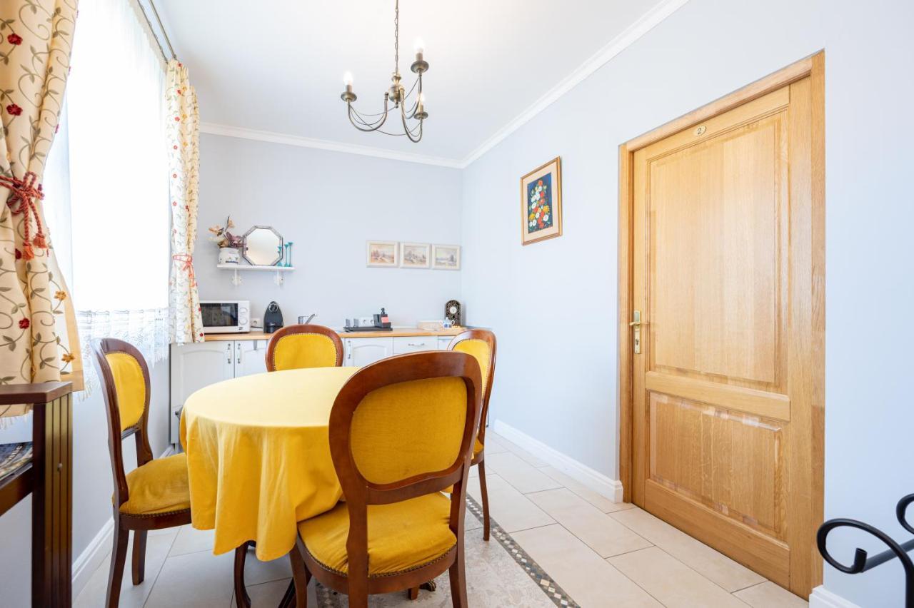 Old City Apartment Oradea Buitenkant foto